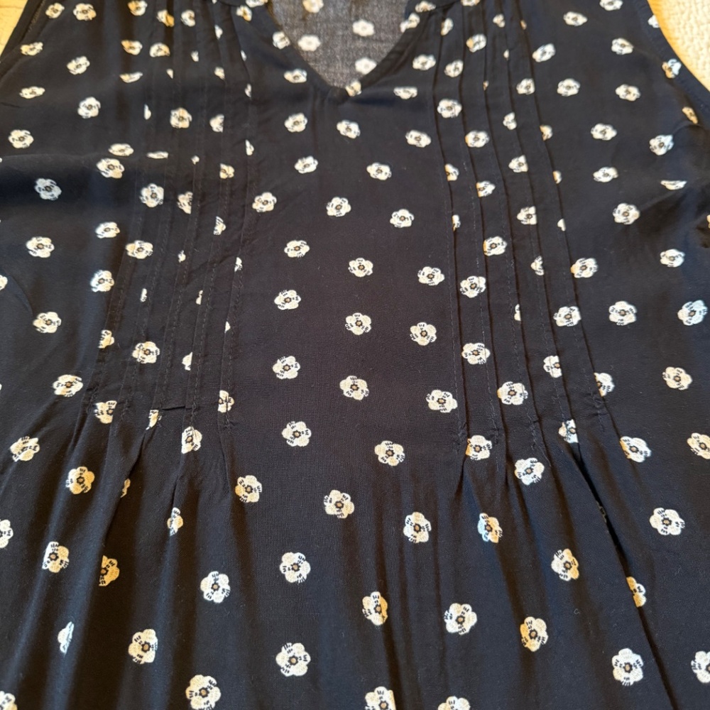 Sleeveless top (Croft & Barrow) - Picture 2 of 3